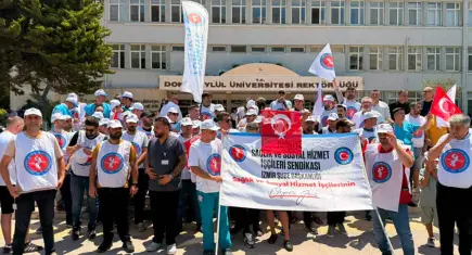 Mobbing, işten çıkarma, izin engeli: Hastane emekçilerinden rektörlük önünde sert çıkış