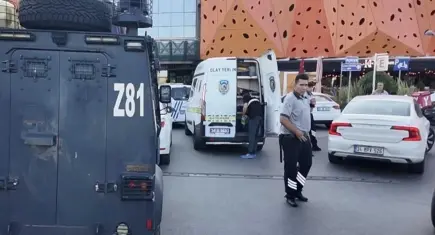 Ümraniye'de AVM'deki kafeye silahlı saldırı: 2 yaralı!