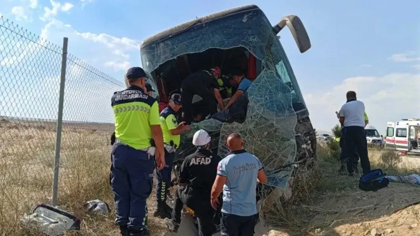 Yolcu otobüsü yoldan çıktı: Çok sayıda yaralı var haberinin görseli