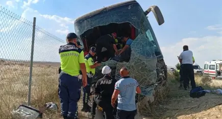 Yolcu otobüsü yoldan çıktı: Çok sayıda yaralı var