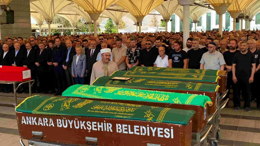 Babasının öldürdüğü genç son yolculuğuna uğurlandı haberinin görseli