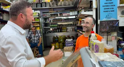 CHP İzmir İl Başkanı Gümrükçü Kemeraltı ve Havra Sokağı’nda esnafla buluştu