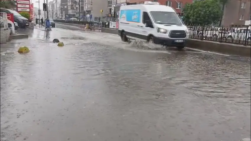 İstanbul'da sağanak yağış etkili oluyor: Yollar göle döndü haberinin görseli