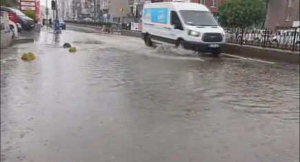İstanbul'da sağanak yağış etkili oluyor: Yollar göle döndü