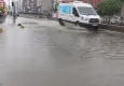 İstanbul'da sağanak yağış etkili oluyor: Yollar göle döndü