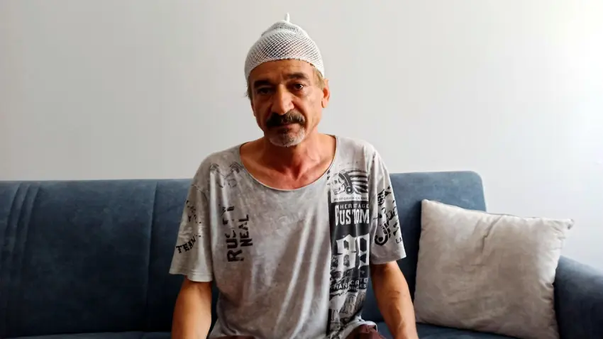 Kaldırımda otururken dehşeti yaşadı: Çay içerken başına beton parçası düştü haberinin görseli
