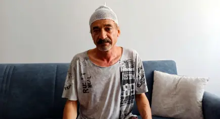 Kaldırımda otururken dehşeti yaşadı: Çay içerken başına beton parçası düştü