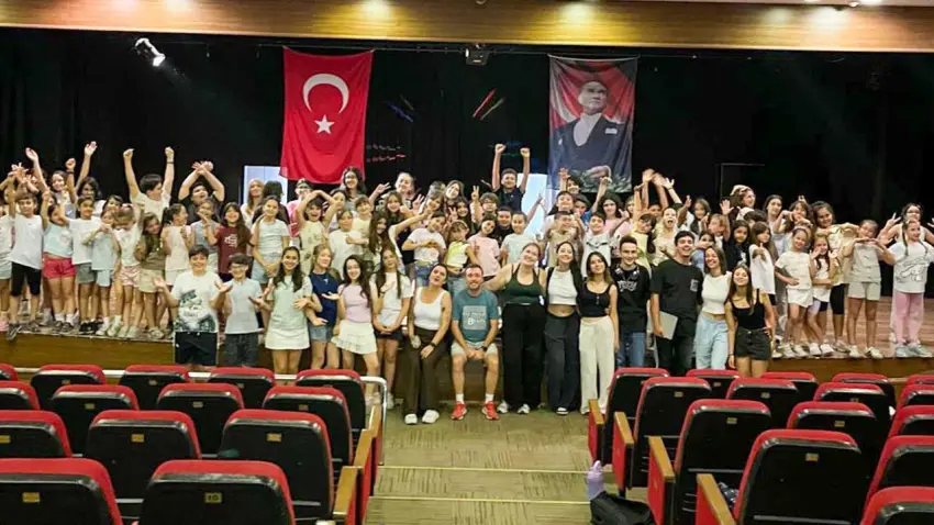 Karşıyaka’da tiyatroya yeni yetenekler kazandırılıyor haberinin görseli