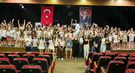 Karşıyaka’da tiyatroya yeni yetenekler kazandırılıyor