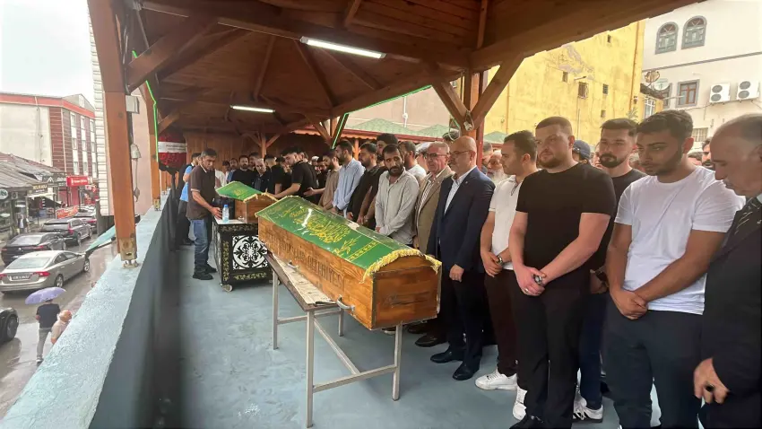 TIR'ın altına giren otomobildeki baba ve oğlu hayatını kaybetti haberinin görseli