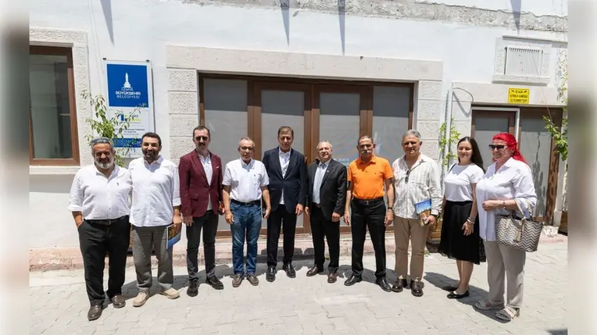 Başkan Tugay Kemeraltı esnafıyla buluştu haberinin görseli