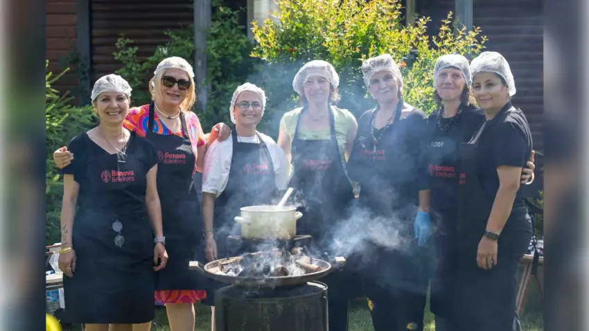Bornova’da kazanlar kadın emeğiyle kaynıyor: Reçel Festivali hazırlıkları başladı haberinin görseli