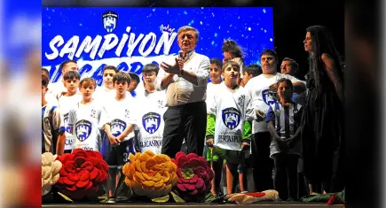 Çeşme’de çifte coşku: Ilıcaspor kupasına kavuştu, efsane hoca Yılmaz Vural gözyaşlarını tutamadı