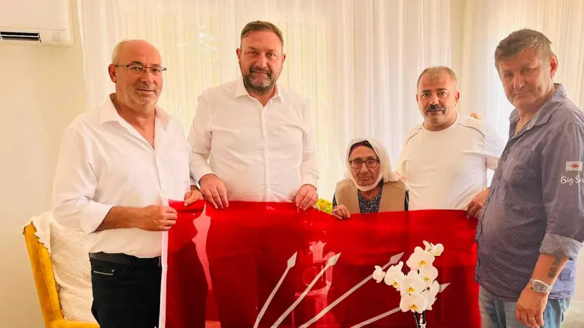 CHP İzmir'in asırlık çınarına 106. yaş ziyareti