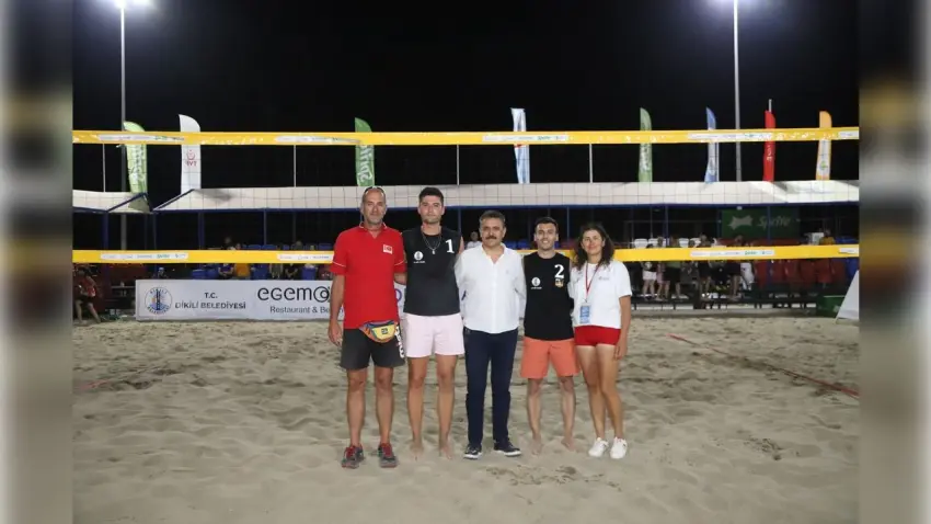 Geleceğin voleybolcuları Dikili kumsalında buluşuyor haberinin görseli