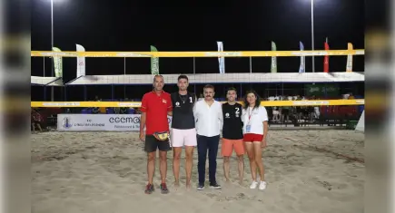 Geleceğin voleybolcuları Dikili kumsalında buluşuyor