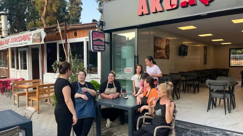 İzmir’in bu sokağında tüm esnaf kadın haberinin görseli