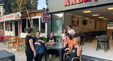 İzmir’in bu sokağında tüm esnaf kadın