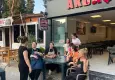 İzmir’in bu sokağında tüm esnaf kadın