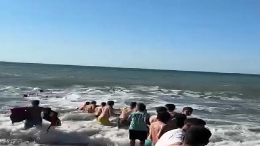 Yasak dinlemeyen 2 kişiyi "İnsan Zinciri" kurtardı haberinin görseli