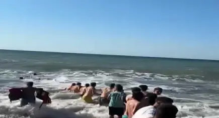 Yasak dinlemeyen 2 kişiyi "İnsan Zinciri" kurtardı