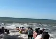 Yasak dinlemeyen 2 kişiyi "İnsan Zinciri" kurtardı