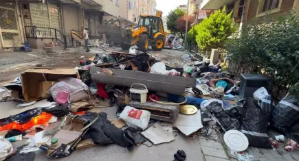 Kiracı cezaevine girdi, ev sahibi eşyaları sokağa attı