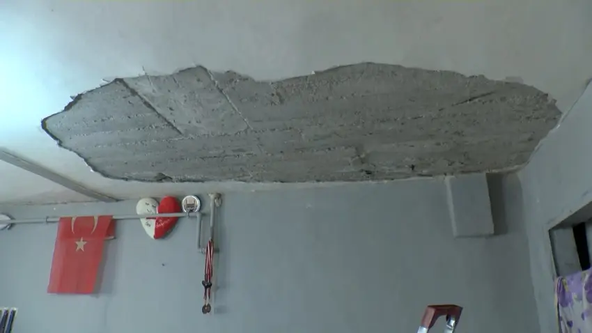 Önce tavan çöktü, sonra evi su bastı haberinin görseli