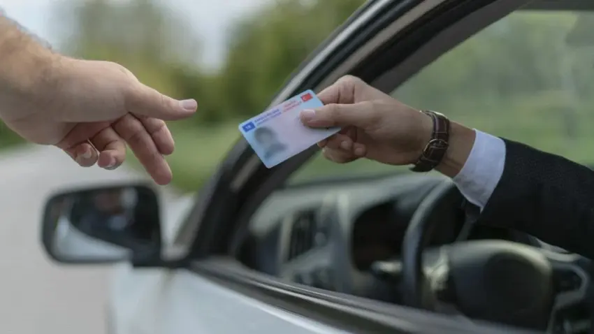 Trafik cezalarına sert düzenleme geliyor: Drift ve makas atanlara kalıcı ehliyet iptali yolda haberinin görseli