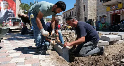 Yenifoça’da sahil düzenleme ve peyzaj çalışmaları başladı