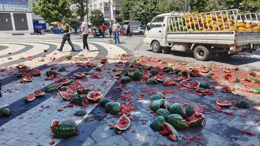 Zabıtaya kızan seyyar satıcı karpuzları belediye önünde parçaladı! haberinin görseli