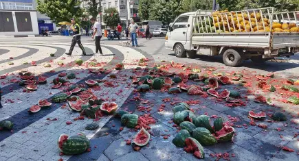 Zabıtaya kızan seyyar satıcı karpuzları belediye önünde parçaladı!