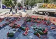 Zabıtaya kızan seyyar satıcı karpuzları belediye önünde parçaladı!