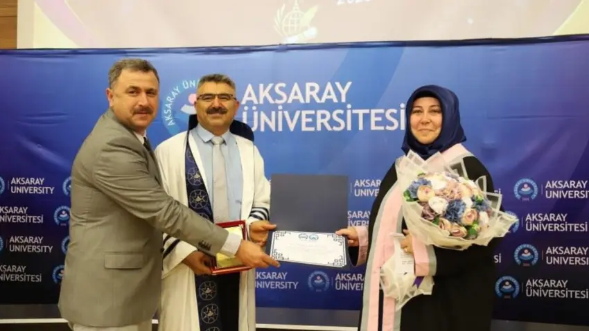 3 çocuk annesi ev hanımı azmetti, üniversiteden bölüm birincisi olarak mezun oldu haberinin görseli