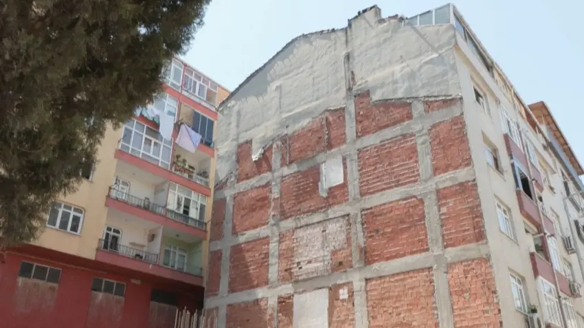 Binaya yıkım kararı verildi: Daire sahipleri mührü kırıp içeri girdi haberinin görseli