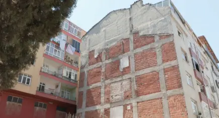 Binaya yıkım kararı verildi: Daire sahipleri mührü kırıp içeri girdi