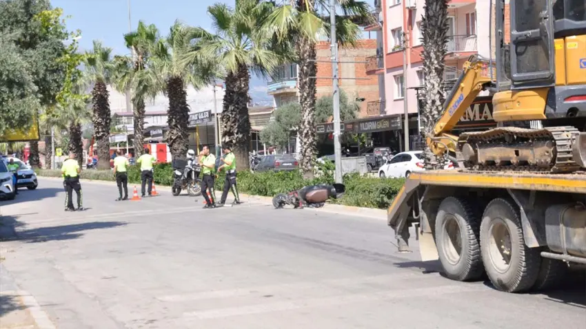İzmir'de kaza: Motosiklet ile iş makinesi yüklü kamyon çarpıştı haberinin görseli