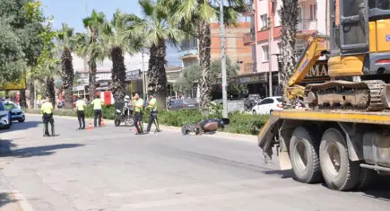 İzmir'de kaza: Motosiklet ile iş makinesi yüklü kamyon çarpıştı
