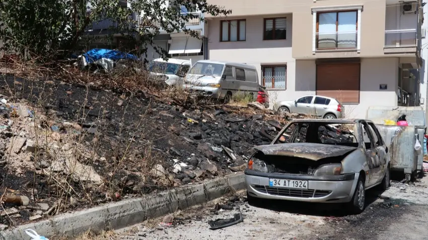 İzmir’de yangın: İki otomobil küle döndü   haberinin görseli