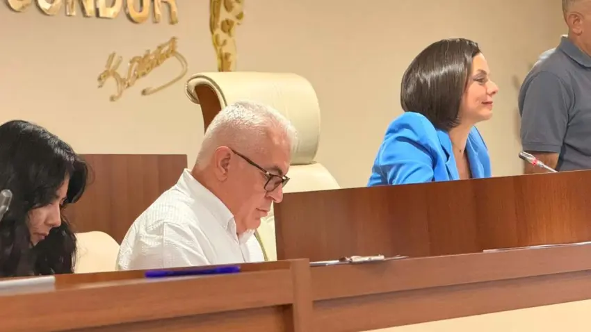 Karabağlar Meclisi'nde tansiyon yükseldi: Divan seçimi ve soru önergesi krizi haberinin görseli