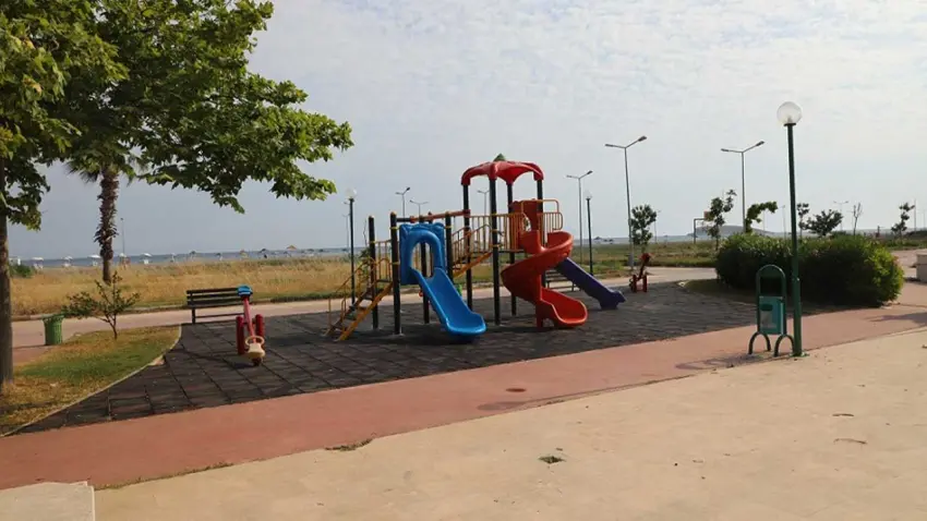 Menderes Belediyesi sahil bölgesindeki 3 parkın oyun gruplarını yeniledi haberinin görseli