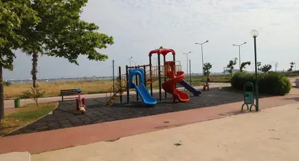 Menderes Belediyesi sahil bölgesindeki 3 parkın oyun gruplarını yeniledi