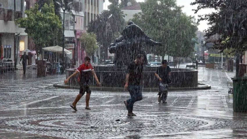 AKOM, sel ve su baskınlarına karşı uyardı! İstanbul’a gök gürültülü sağanak yağış geliyor haberinin görseli