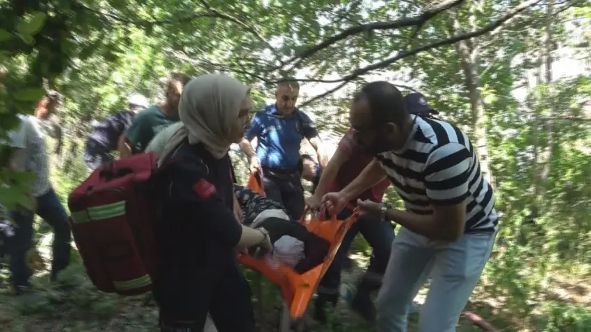 Amasya'da alevlerin arasında kalan görme engelli yaşlı kadını itfaiye ekipleri son anda kurtardı haberinin görseli