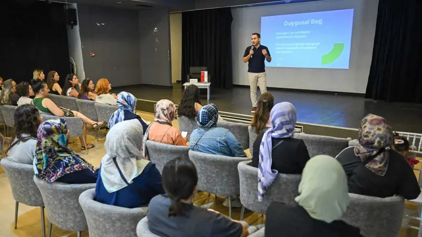 Bornova’da çocuk gelişimi ve ebeveynlik paneli düzenlendi haberinin görseli