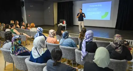 Bornova’da çocuk gelişimi ve ebeveynlik paneli düzenlendi