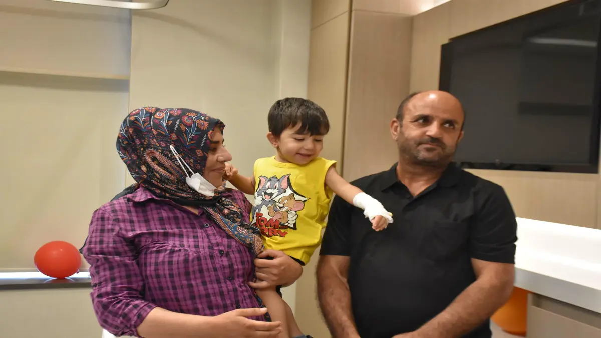 İki çocuğunu aynı hastalıktan kaybeden anne, böbreğiyle Doruk'a umut oldu görseli