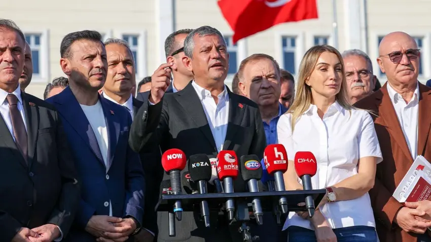Özgür Özel’den İmamoğlu davası açıklaması: Savunma hakkı kısıtlanıyor haberinin görseli
