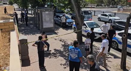Uzaklaştırma kararına rağmen eşini durakta öldürdü