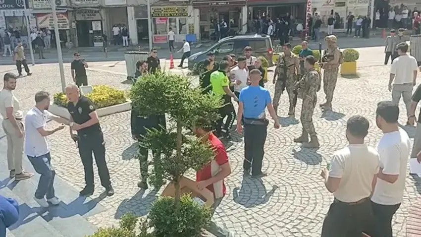 Bursa Adliyesi önünde arbede çıktı: 3 kişi yaralandı haberinin görseli